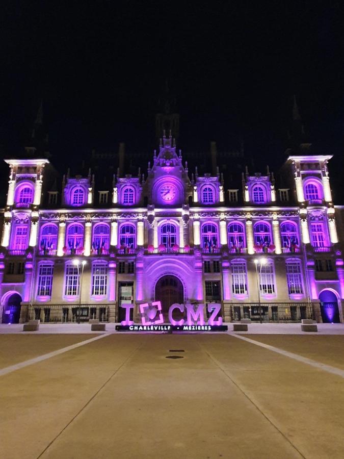Studio De L'Hotel De Ville ชาร์เลอวิลล์-เมซิแยร์ ภายนอก รูปภาพ